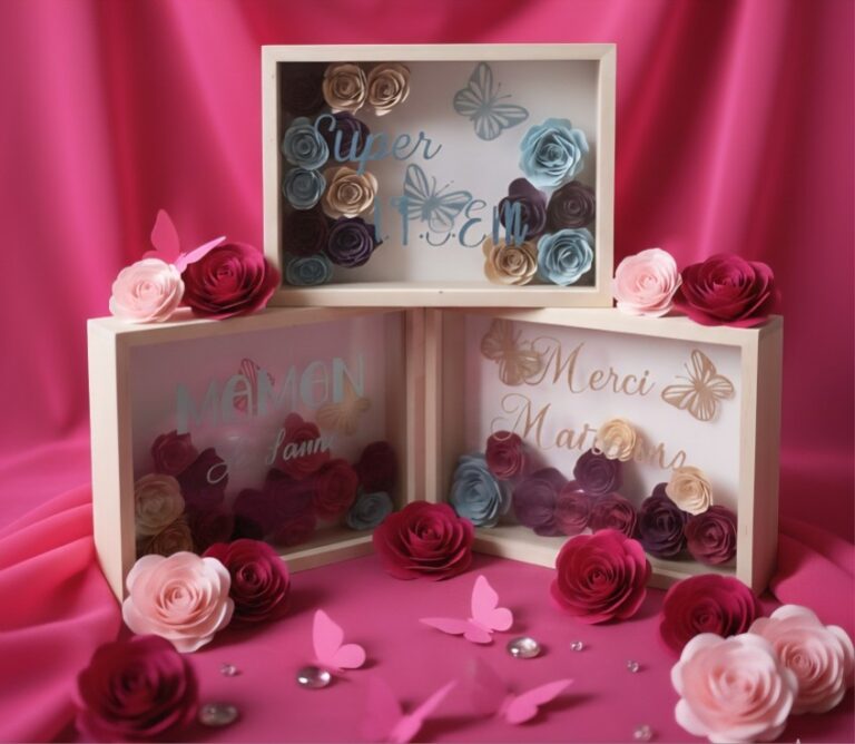 Trois cadres en bois, avec textes différents, tous ornés de fleurs et papillons holographiques. Présenter sur un fond rose fuchsia ave des fleurs de différents roses ainsi que des papillons roses.