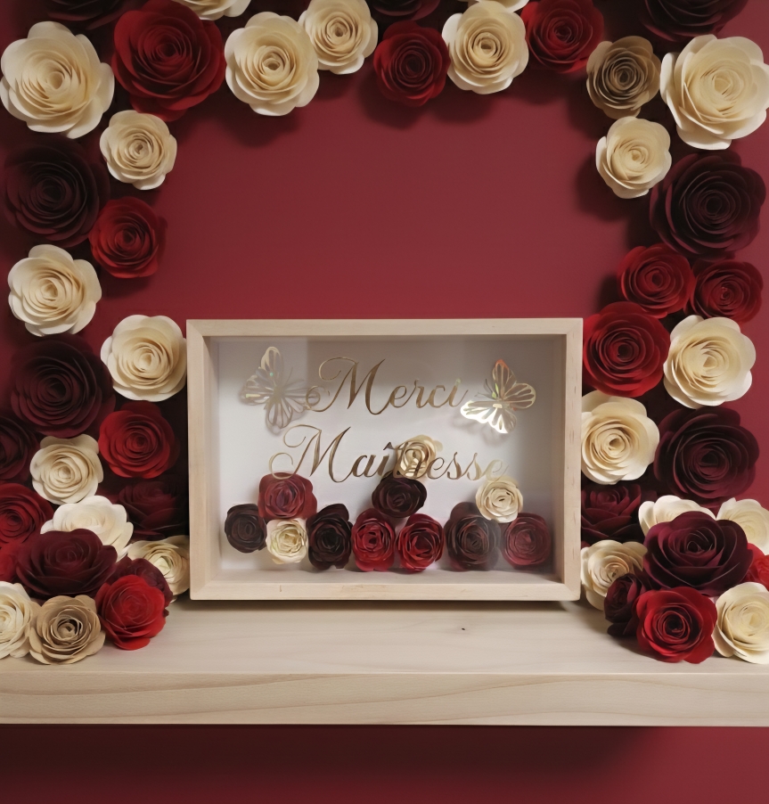 Cadre en bois "Merci Maîtresse", avec des fleurs rouge, bordeaux et beige.