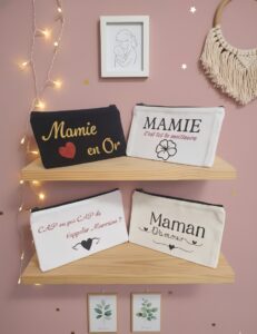Trousse personnalisée noir ou blanc avec texte " Mamie en or, Maman d'amour, CAP de t'appeler Marraine"