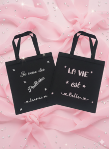 Tote bag noir, avec écriture pailleté et étoile.