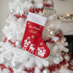 Chaussette de Noël accroché dans un sapin de Noël blanc: "Mon premier Noël"