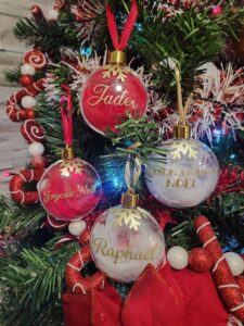 Boules de Noël transparentes avec plume rouge ou blanche