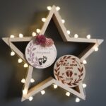 2 magnets sur une étagère murale décorative en forme d'étoile.